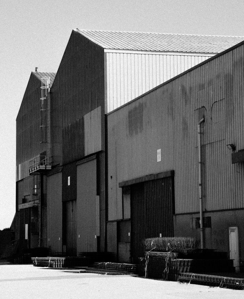 Depósito industrial con materiales de construcción y aceros