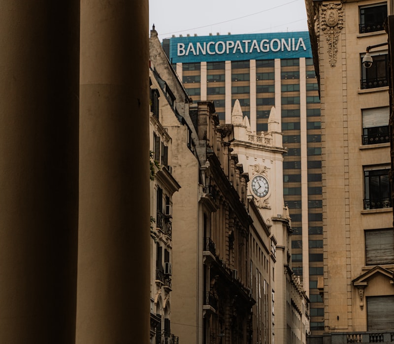 Fachada o ingreso institucional