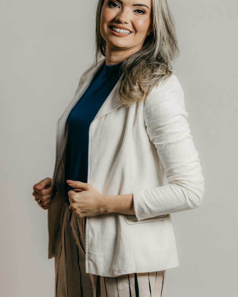 Anna, säljansvarig, vid sitt skrivbord med tygkort och ett prov