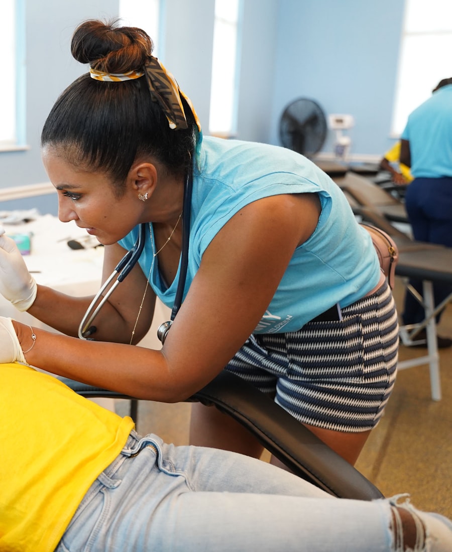 Médico con niño en consultorio pediátrico