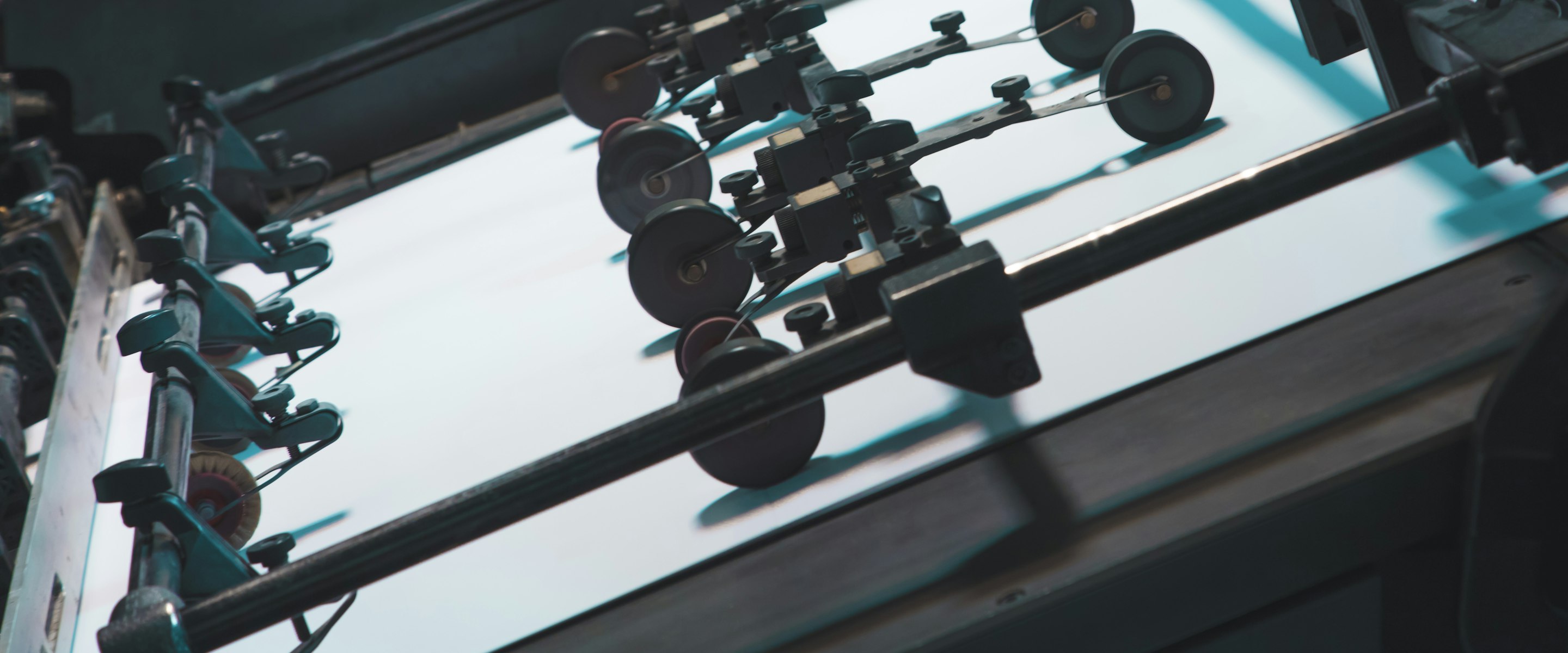 Yarn guides and tensioner discs on an industrial knitting machine