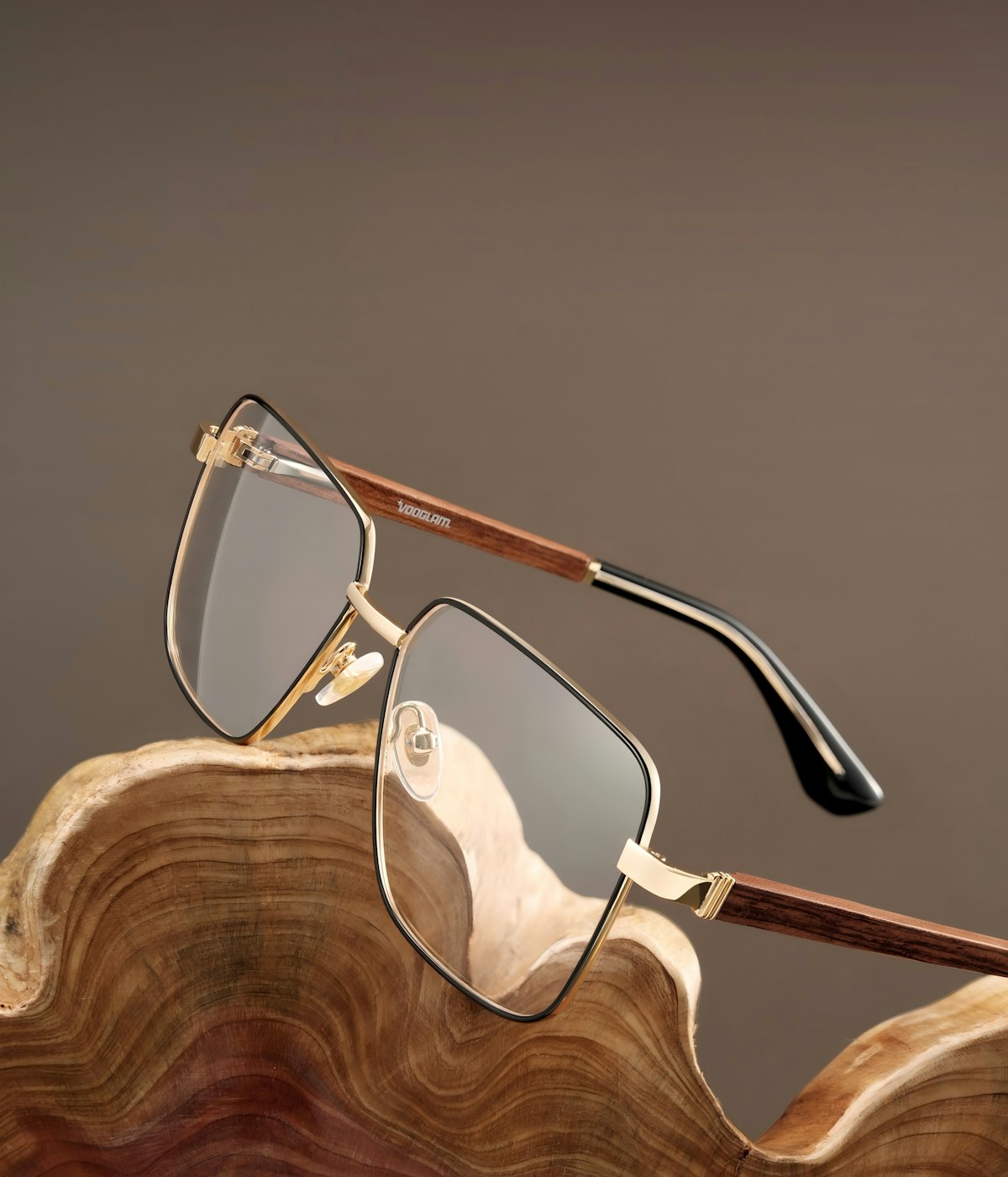 Người mẫu đeo kính Lumi Eyewear