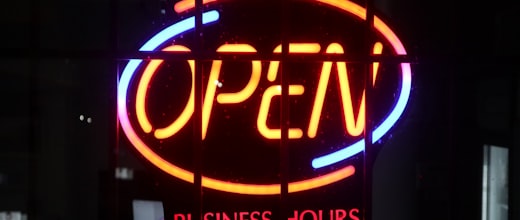 Cold storage warehouse with temperature-controlled aisles