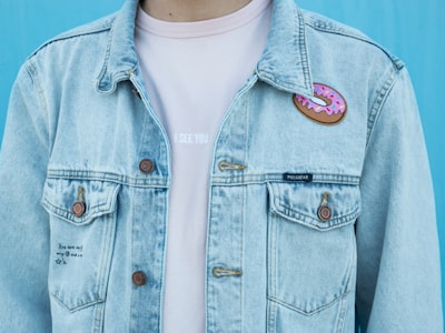 Stylized cupcake emblem on pink circle