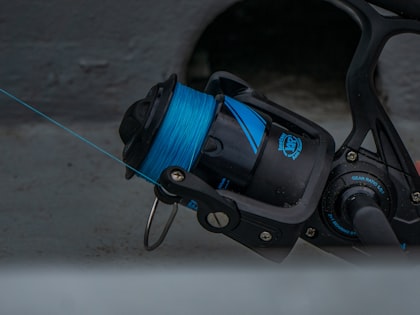 Single-rod fishing bite alarm with roller wheel and LED