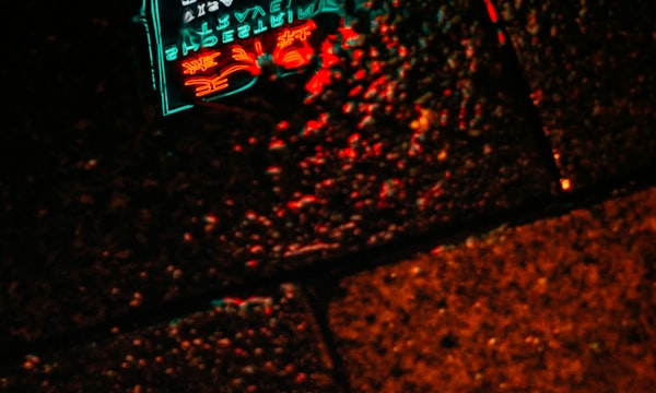 Portada de canción con neón