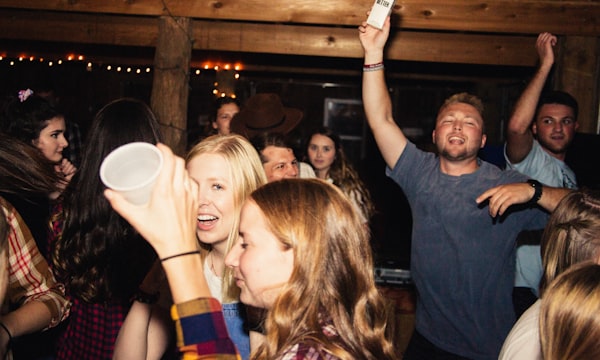 Amigos de fiesta con música