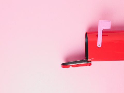Foto als Anhang: erstes Serienteil neben dem Gegenmuster – KI-generierte Illustration