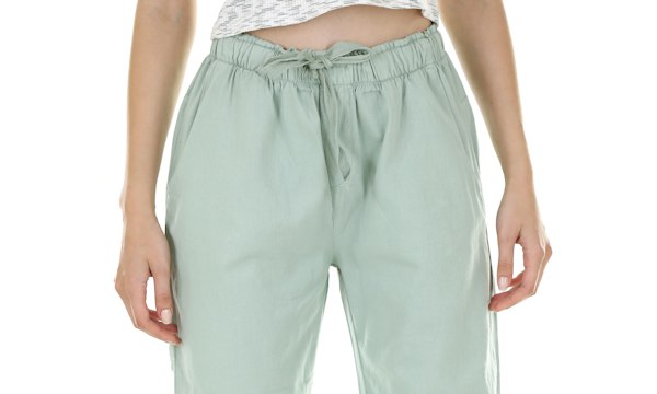 Muster-Reithose aus Navy-Stretchstoff mit leerem Anhänger – KI-generierte Illustration
