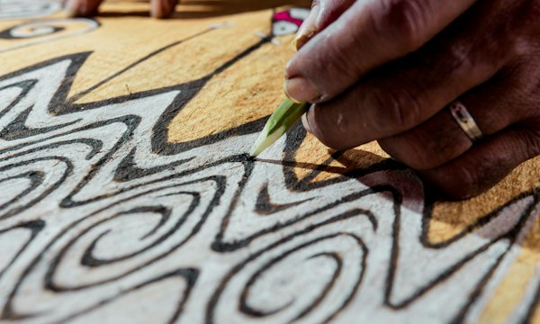 Stoffmuster aus Navy-Stretchstoff mit Grip-Probe, an ein Blatt geheftet – KI-generierte Illustration
