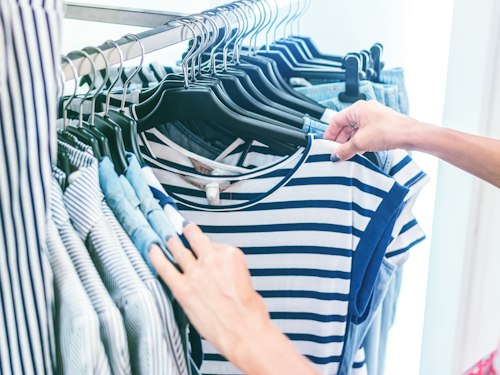 Riegelnaht am Ansatz einer Gürtelschlaufe einer Reithose – KI-generierte Illustration