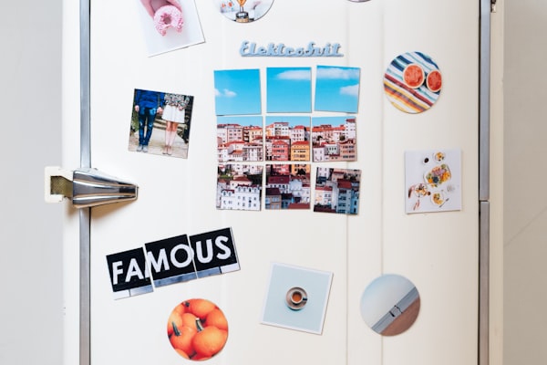 Gäste mit bunten Requisiten in der Fotobox