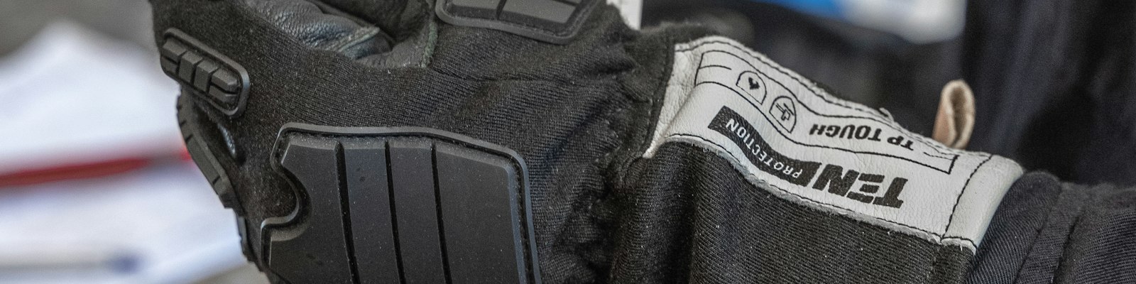 Turniershirt in Navy mit gesticktem Logo auf der Brust – KI-generierte Illustration