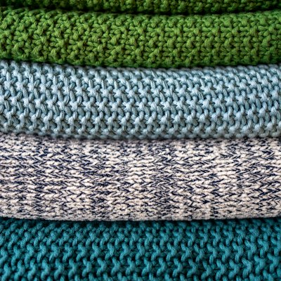 Drei Reithosen nebeneinander mit demselben Grip-Motiv – KI-generierte Illustration