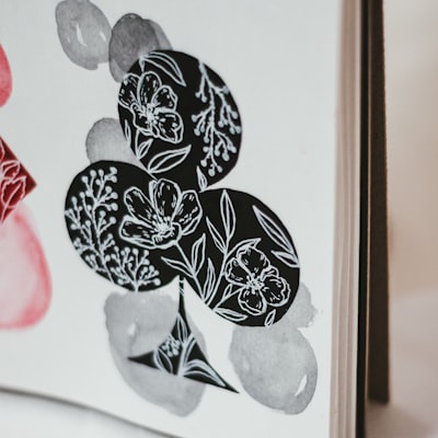 Leere Packliste im Kartondeckel – KI-generierte Illustration
