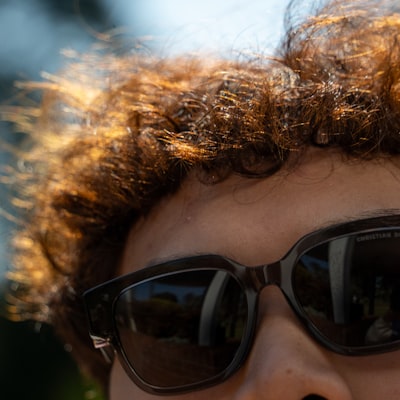 Curly bob wig with defined curls, bouncy volume