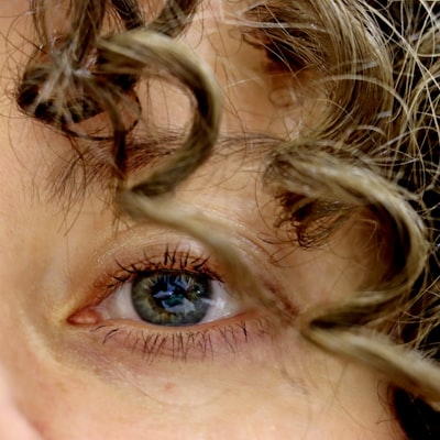 Kinky curly wig texture closeup — tight 4C coils