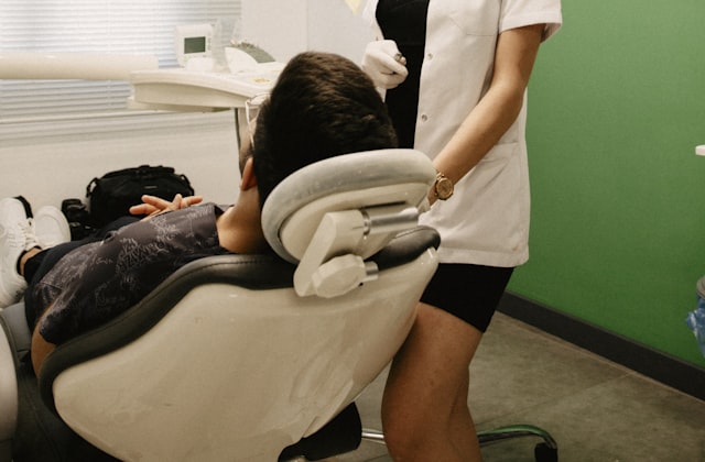 Equipo odontológico brindando atención profesional