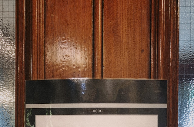 Asesores de seguros realizando una reunión con clientes