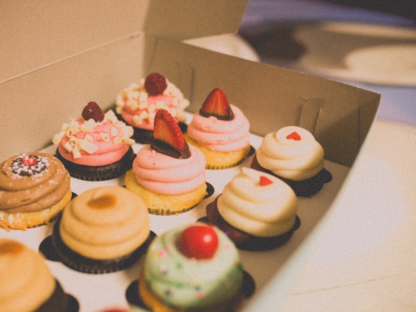 Tall-dome cake display boxes