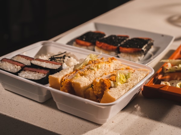Multi-compartment restaurant meal trays