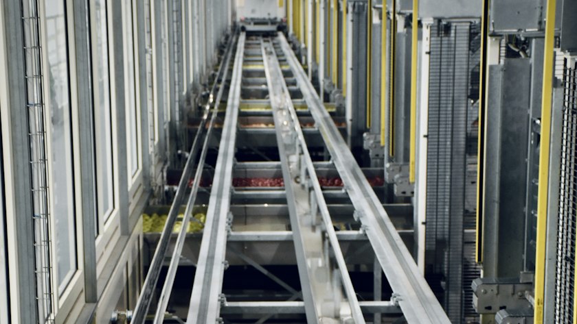 Tygdelar som hänger i det hängande transportsystemet