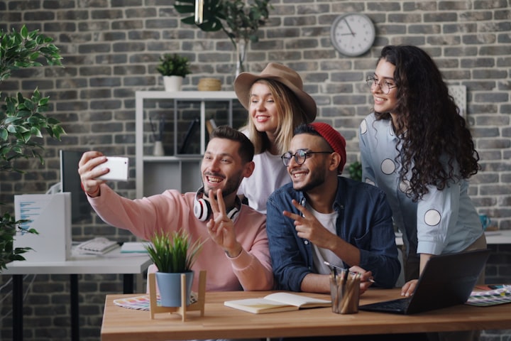 Equipo de trabajo en entorno profesional seguro
