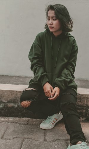 Regular fit hockey hoodie silhouette with room through the body and sleeves