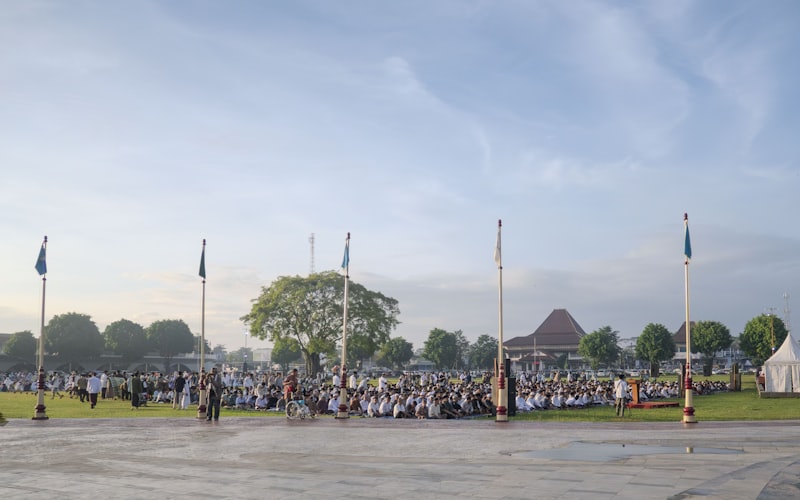 Outdoor marathon event with feather flags and telescopic poles