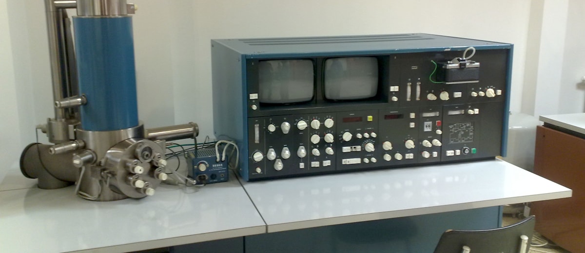 A cryogenic setup used to host quantum processors