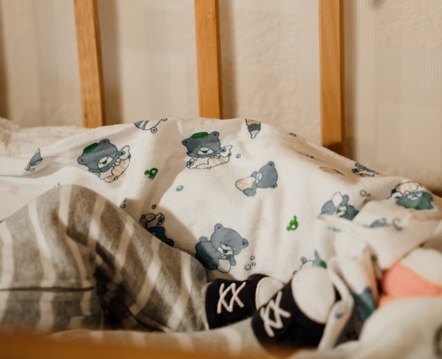 Accesorios para bebé como gorros y mantas