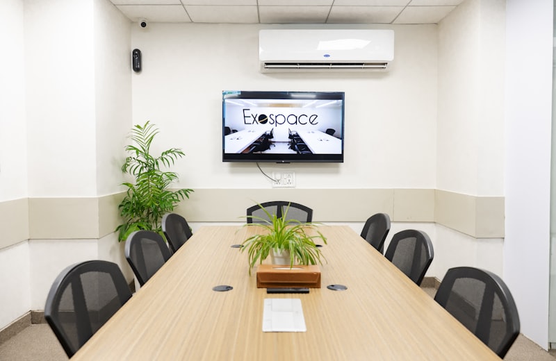 Equipo asesorando a clientes