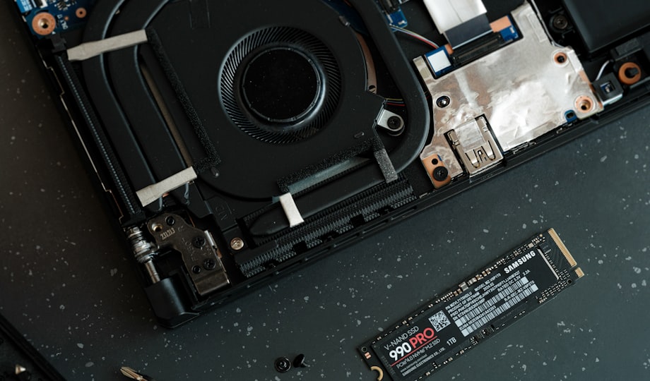 Monteur repareert een computer bij de klant thuis