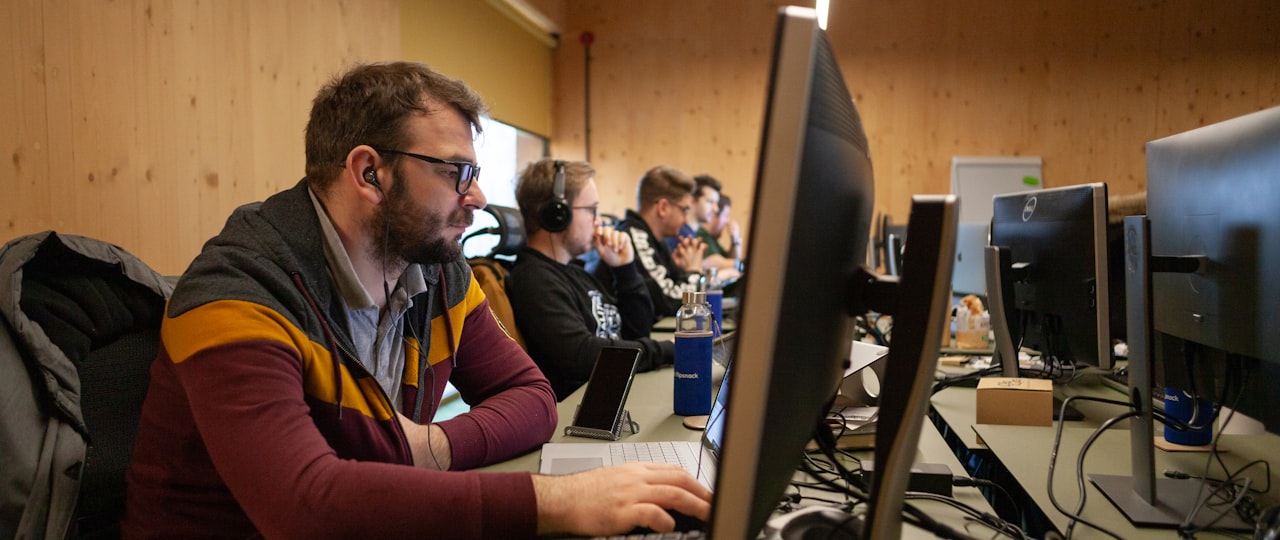 Equipo de consultoría trabajando