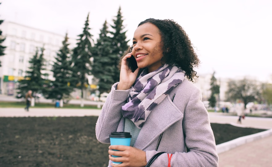Jóvenes usando móvil