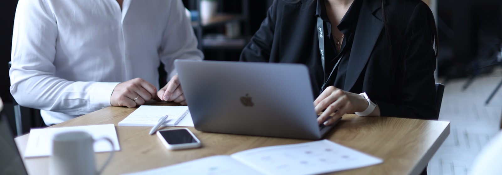 Profesionales trabajando en oficina