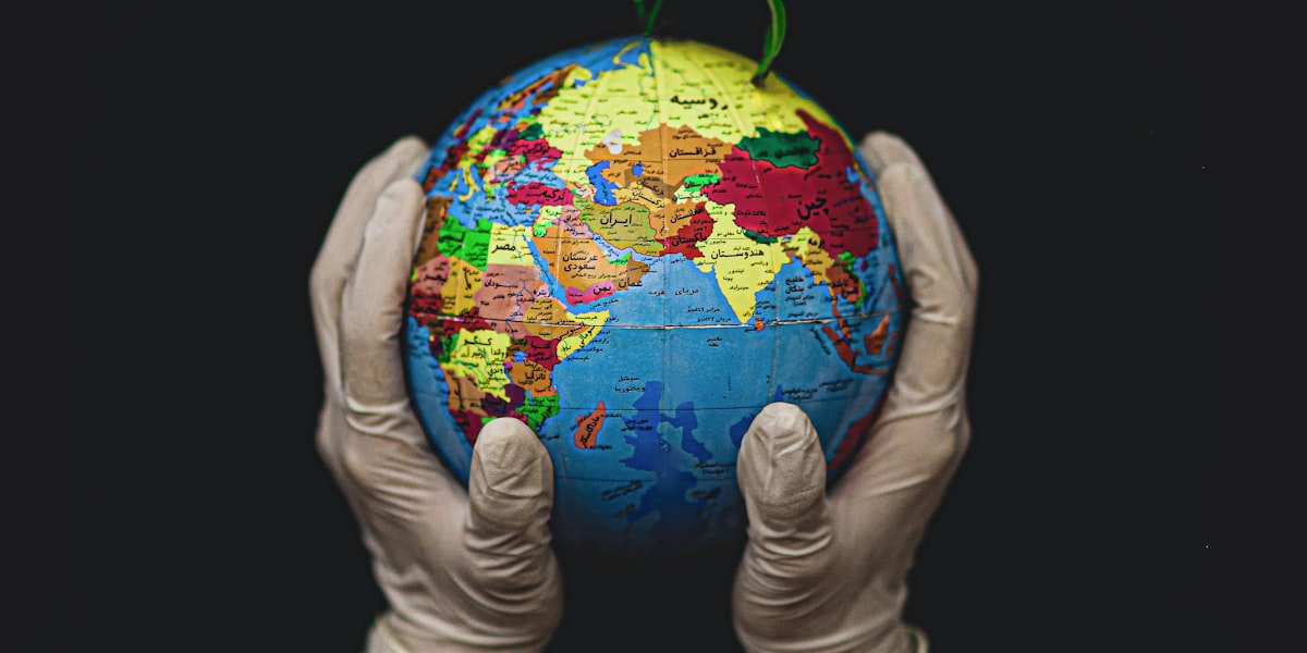 Imagen de la Tierra verde o personas separando basura