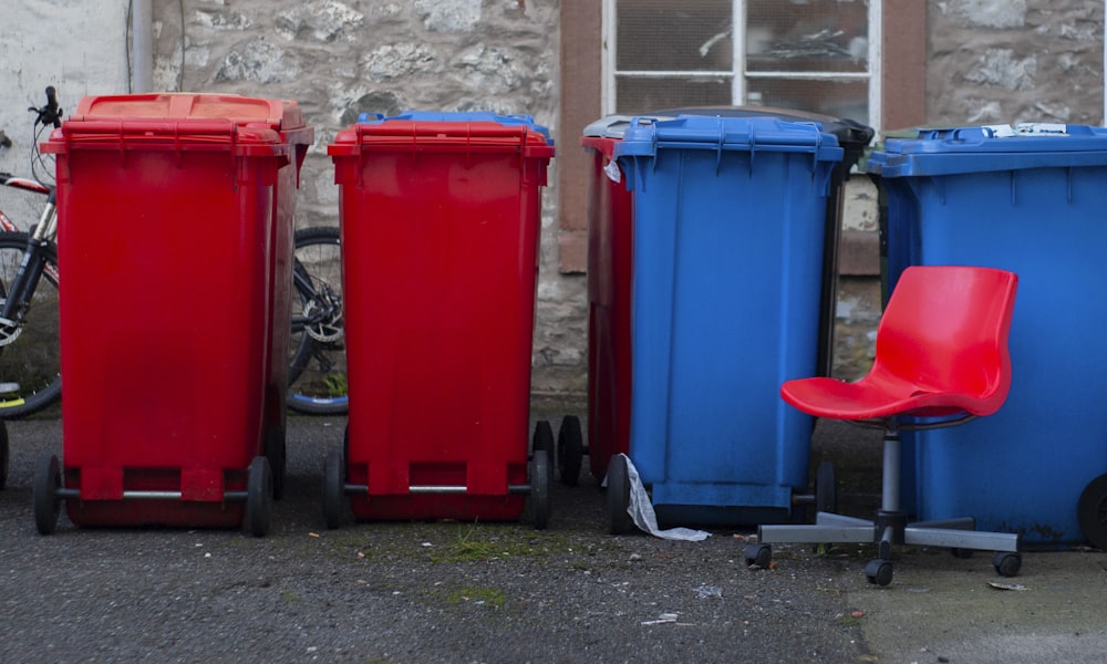 Niños y familias reciclando con contenedores