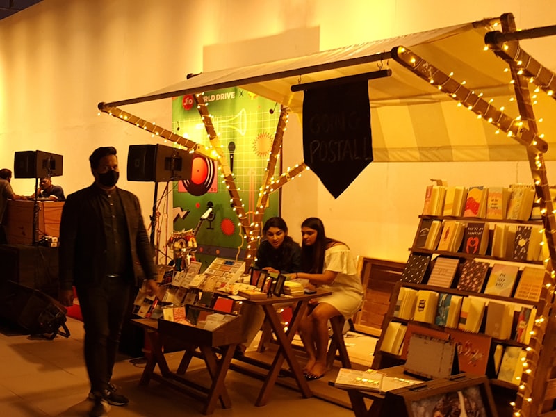 Gäste nutzen die Fotobox mit Requisiten