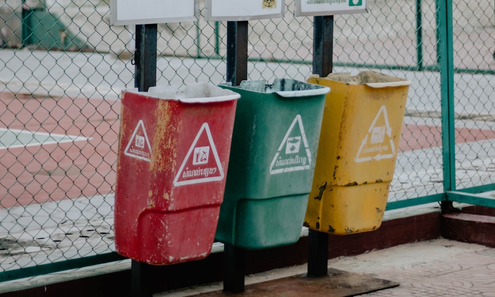 Contenedores de reciclaje de diferentes colores