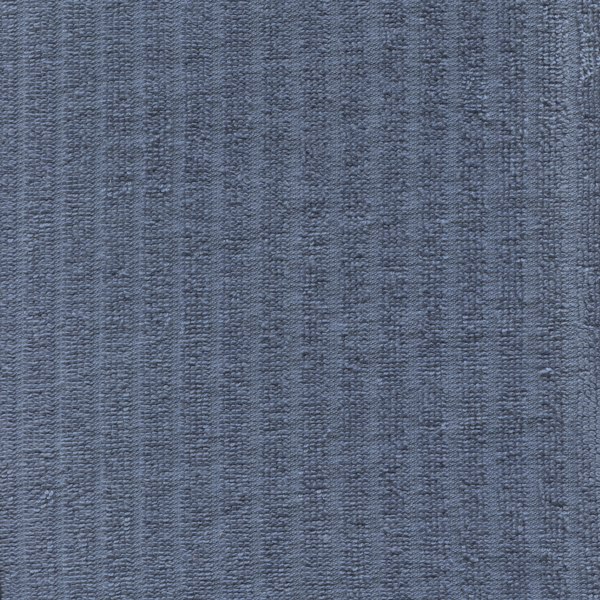 Goldener Metallknopf, Zipper-Puller und Ärmelabzeichen nebeneinander auf Navy-Stoff – KI-generierte Illustration