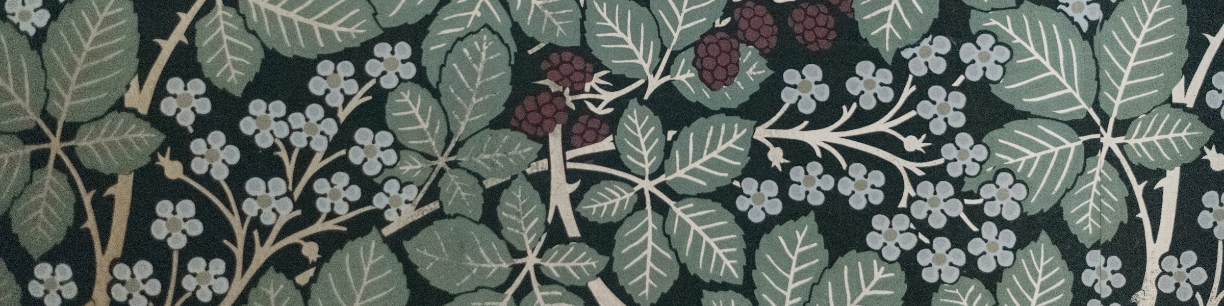 Zwei Stoffmuster nebeneinander, links mit Reithosen-Muster – KI-generierte Illustration