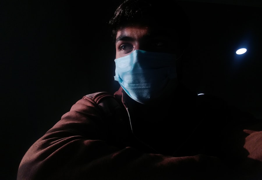 Personal con EPP gestionando residuos de salud