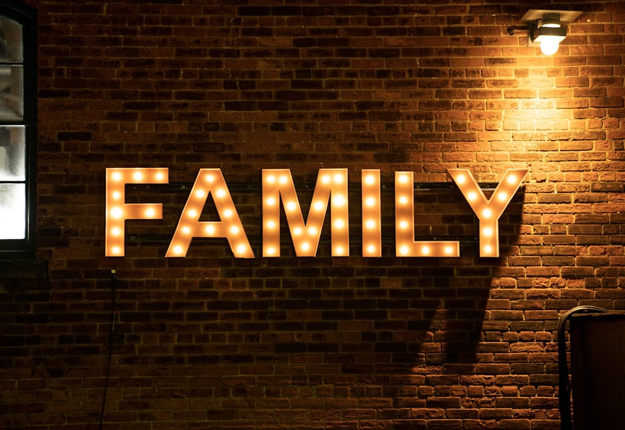 Asesor de seguros ofreciendo una cobertura a un matrimonio, todos sentados frente a una computadora en un escritorio