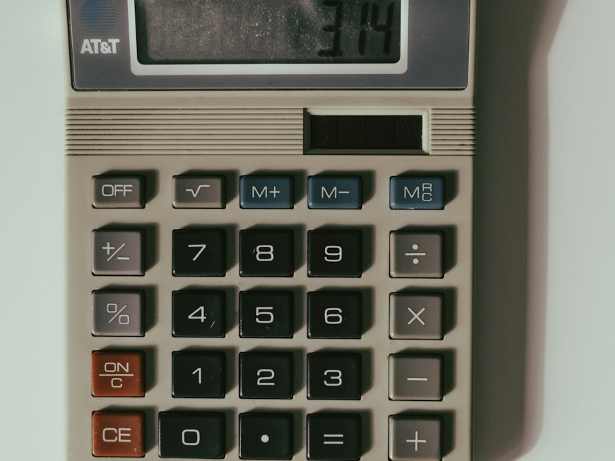 Utskriven offert på ett skrivbord bredvid en miniräknare