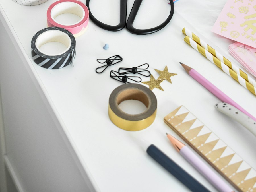 Geöffneter Karton mit verpackter Ware und einer Packliste auf dem Deckel – KI-generierte Illustration