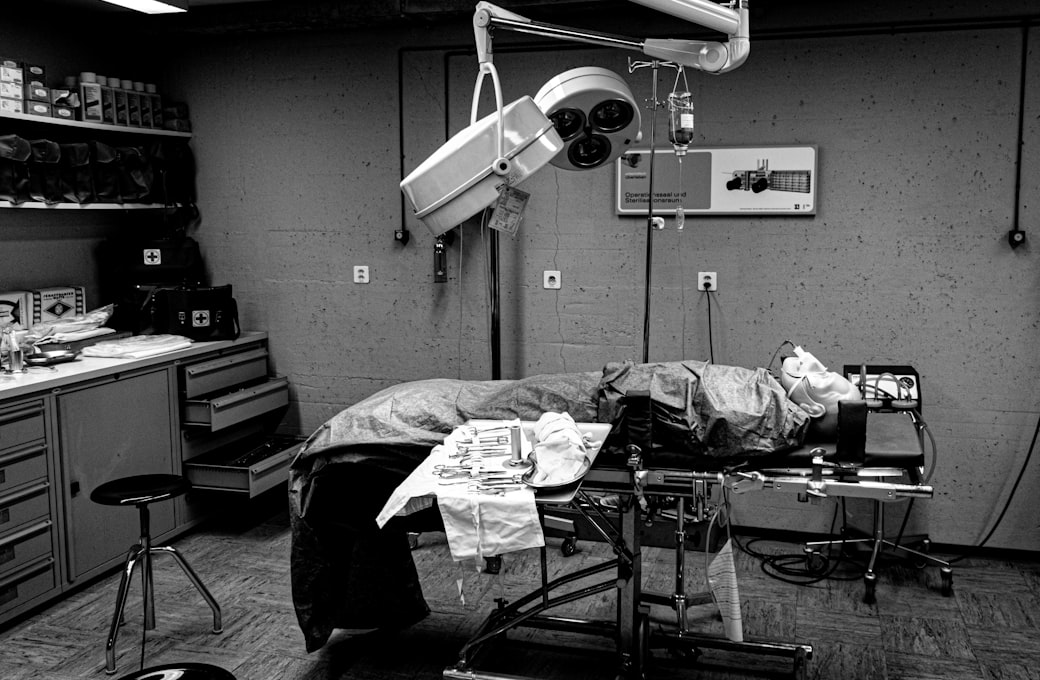 Optometrista amigable asistiendo a paciente en la elección de anteojos