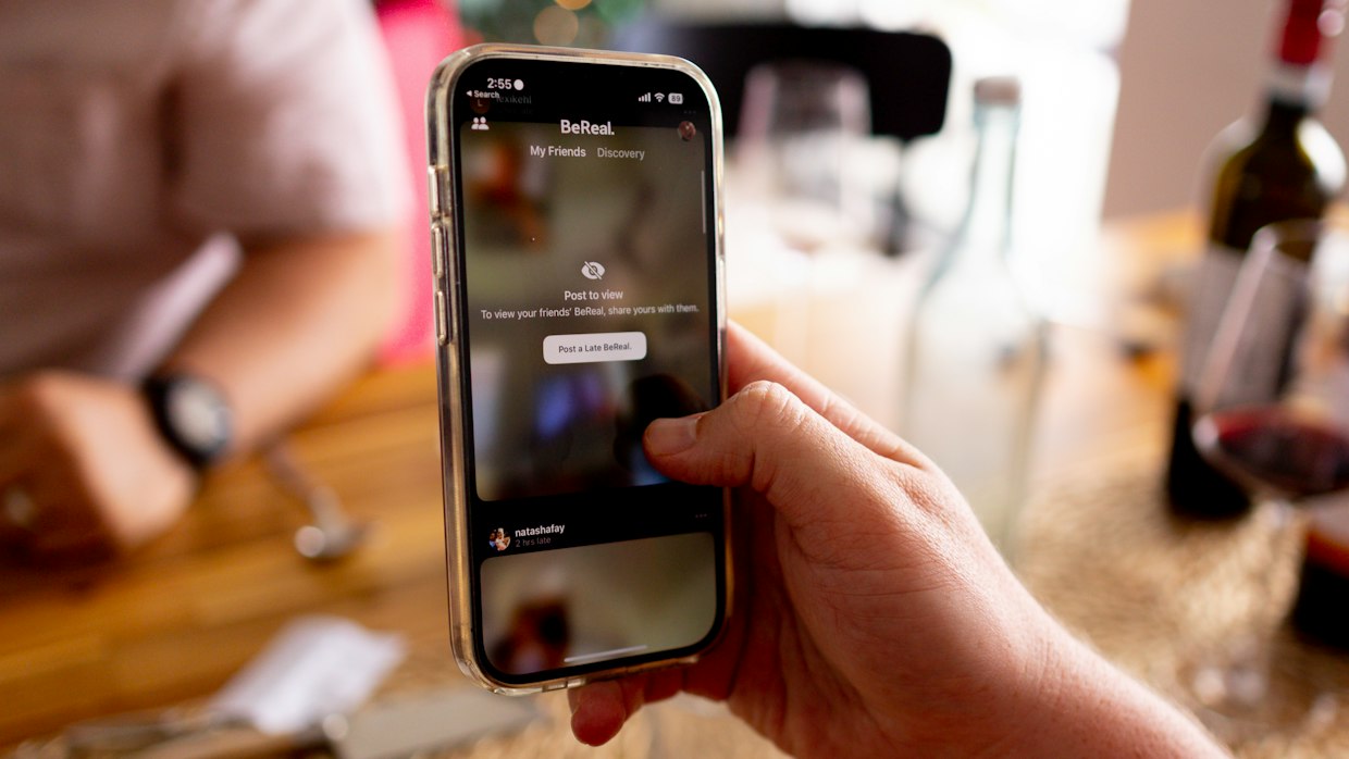 Mobil med fraktuppgifter i ett meddelande bredvid paketet
