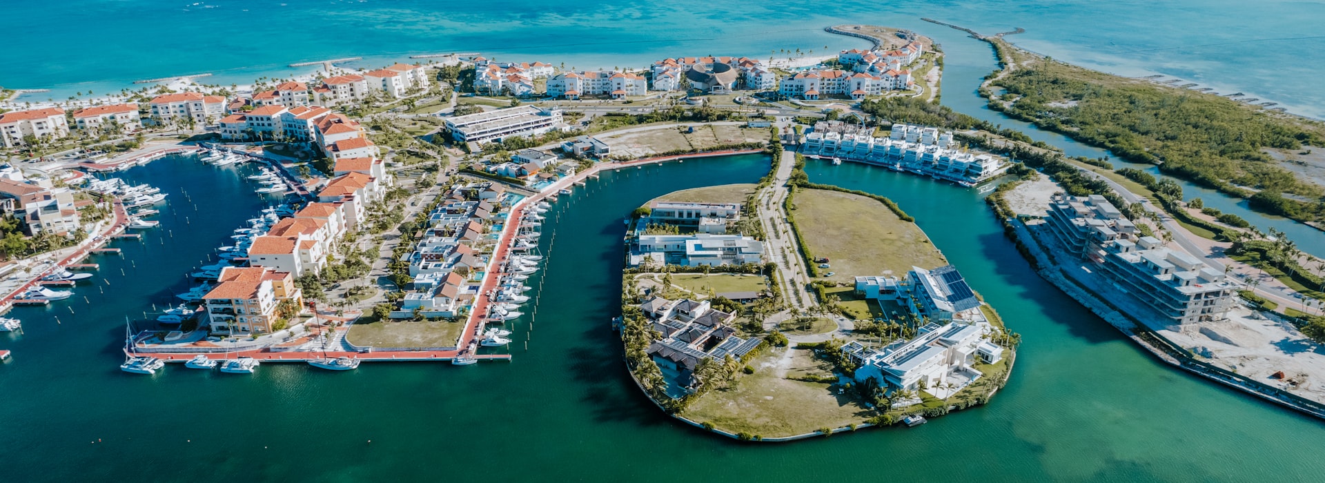 Imagen de playa aguamarina representando turismo