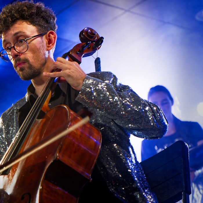 Vivienne Thommen performing cello